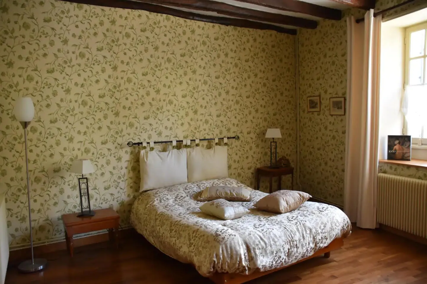 Chambre Vue sur la Place du Village